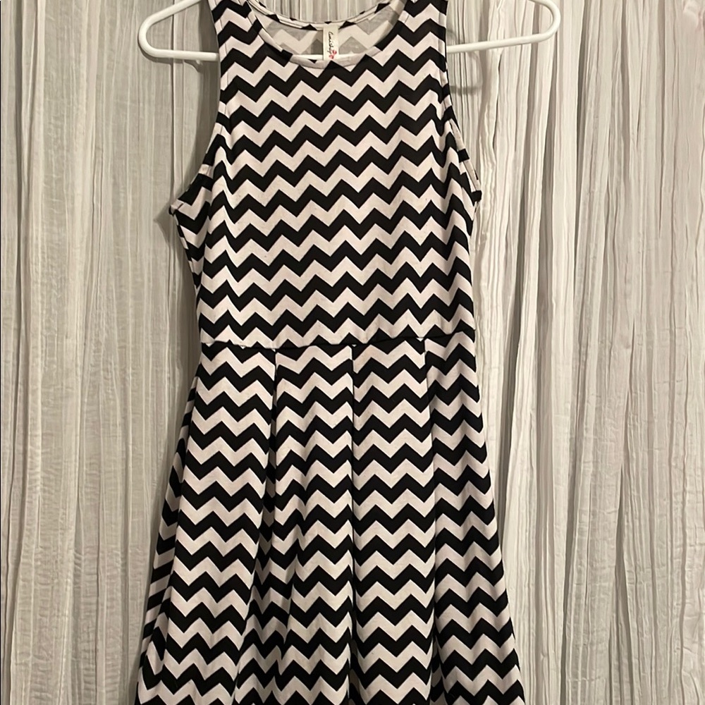 Eunishop Chevron Patterned Black and White Dress small